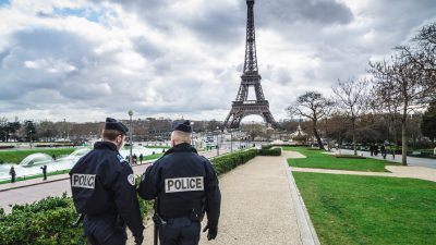 „Ich ersticke“: Polizisten nach Tod eines Mannes bei Eiffelturm beschuldigt