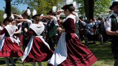 Tausende Frühaufsteher in München tanzen in den Tag