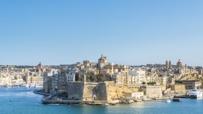 Migranten werden nach zehntägiger Irrfahrt im Mittelmeer von Malta aufgenommen