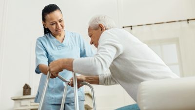 Studie: Drei Viertel der Pflegekräfte fühlen sich gehetzt und ausgezehrt