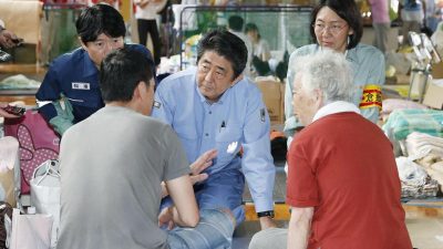 Japans Regierungschef Abe besichtigt Überschwemmungsregion