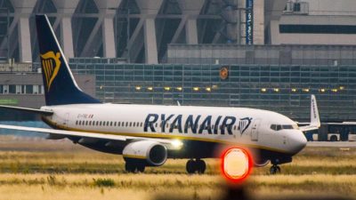 Europas größte Fluglinie Ryanair büßt wegen Billigtickets Gewinn ein