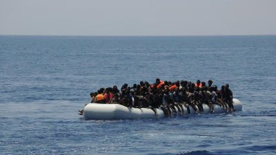 Malta schiebt Migranten aus ehemaligen Viehställen nach Italien ab