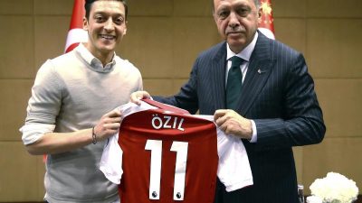 Türkische Gemeinde bringt großes Foto von Özil mit Erdogan an – statt im Trikot der deutschen Nationalmannschaft