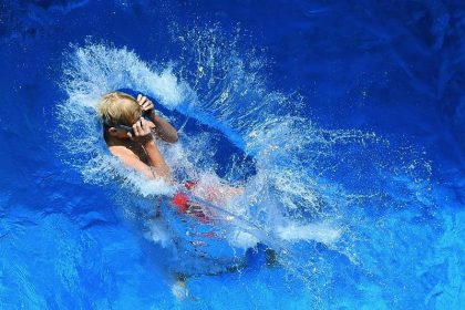 Schwimmlehrer wegen Missbrauchs von fast 40 Kindern vor Gericht