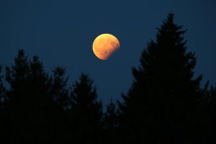 Hochsommer und Mondfinsternis
