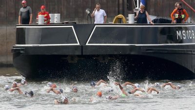 Weltrekord im Hafenbecken Duisburg: Schwimmer ziehen 360 Tonnen schweres Schiff
