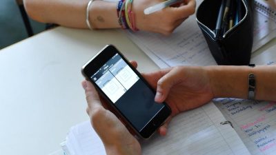 Frankreich führt umfassendes Handyverbot an Schulen ein