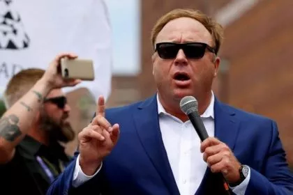 Nach Apple, YouTube, Spotify, Facebook: Jetzt sperrt auch Twitter dauerhaft den Account von Alex Jones