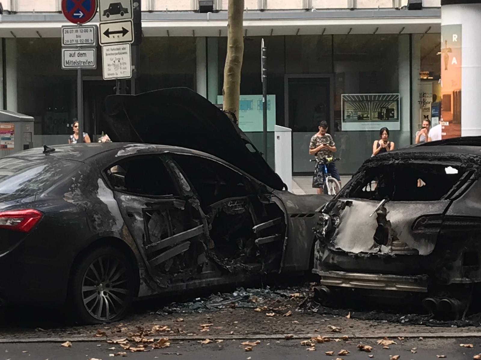 Berlin: Feuerwehr-Großeinsatz auf dem Ku’damm – mehrere Autos stehen in Flammen