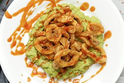 Knusprige Calamares auf Avocadodip