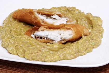 Frittierter Seebarsch auf Avocadosoße