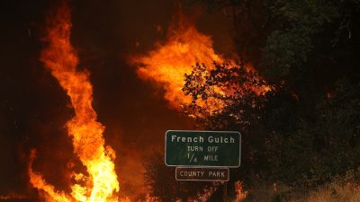Tausende Feuerwehrleute kämpfen weiter gegen Waldbrände in Kalifornien