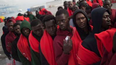 Spanische Küstenwache bringt mehr als 450 Migranten nach Europa