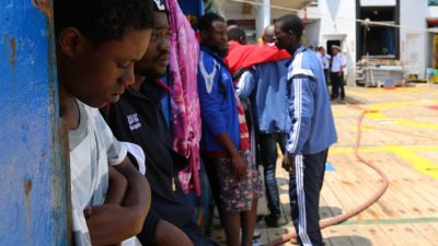 Willkommens-Kultur verblasst: Migranten-Boot nach zweiwöchiger Irrfahrt in tunesischem Hafen eingelaufen