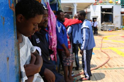 Willkommens-Kultur verblasst: Migranten-Boot nach zweiwöchiger Irrfahrt in tunesischem Hafen eingelaufen