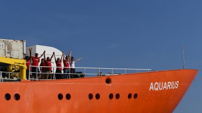 NGO-Schiffe im Mittelmeer: Merkel und Macron für „europäische Lösung“