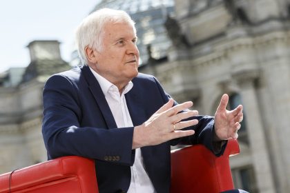 CSU wurde mit “Mördern, Rassisten, Terroristen, Nazis” verglichen – Seehofer beklagt: Darüber hat sich niemand aufgeregt