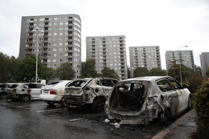 “Was zur Hölle tut ihr da?”: Vermummte Jugendliche setzen in Schweden 100 Autos in Brand – Mehrere Täter identifiziert