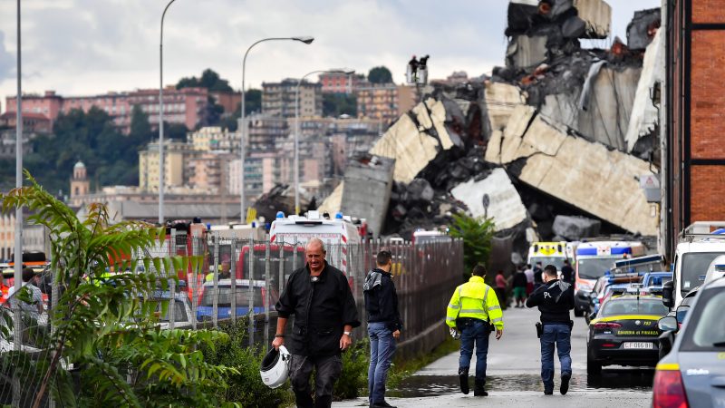 Rettungskräfte in Genua suchen zweite Nacht in Folge nach Verschütteten