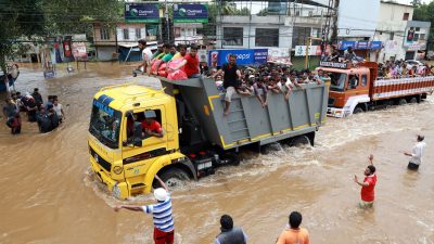 Starker Monsun in Indien: 1 Million Menschen in Notunterkünften, 100.000 Menschen aus der Luft versorgt