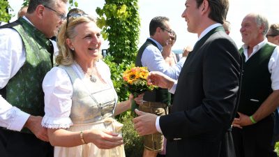 FPÖ-Außenministerin bleibt im Amt