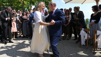 Hochzeit mit kleinem Chor der Don-Kosaken: Ein Tänzchen mit Putin in Österreich