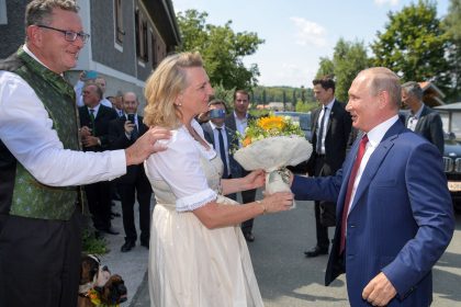 VIDEO: Wladimir Putin lobt die Braut Karin Kneissl – Ochsenhalter haben Humor