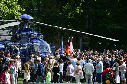 Händeschütteln und Selfies: Tag der offenen Tür mit Kanzlerin Merkel