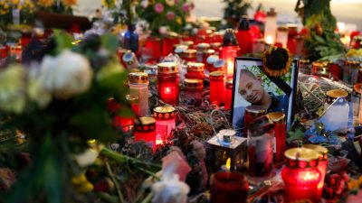 Familienministerin Giffey legt Blumen für getöteten 35-jährigen Chemnitzer nieder