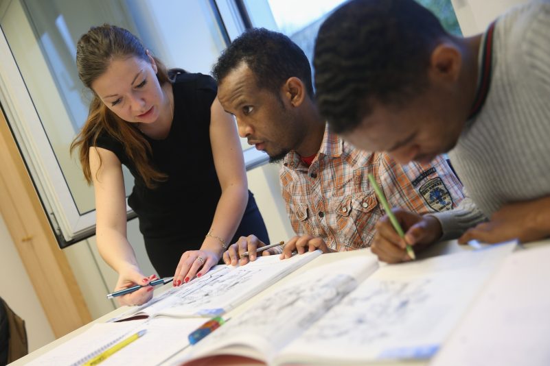 Dozentin Paulina Kedziora leitet am 11. November 2015 in Potsdam, Deutschland, einen Deutsch-Mittelstufenkurs für Migranten und Flüchtlinge aus Ländern wie Eritrea, Afghanistan, Iran, Tschetschenien und Somalia, die in Deutschland Asyl suchen. Foto: Sean Gallup/Getty Images