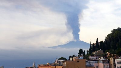 Vulkan Ätna auf Sizilien speit wieder heiße Lava