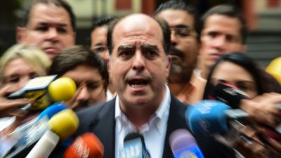 „Weder das Land noch die Welt glauben Ihnen“: Venezuelas Oppositionsführer nennt Maduro-Anschlag „inszenierte Farce“