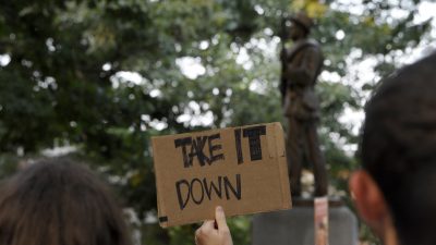Kulturkampf um Statuen: Linksradikale Demonstranten in den USA stürzen Bürgerkriegsstatue