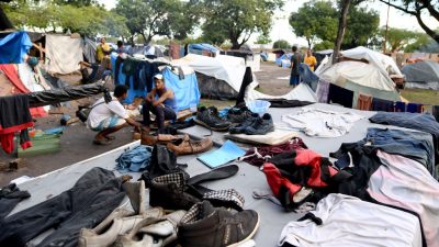 Aufgebrachte Brasilianer greifen Lager mit Flüchtlingen aus Venezuela an