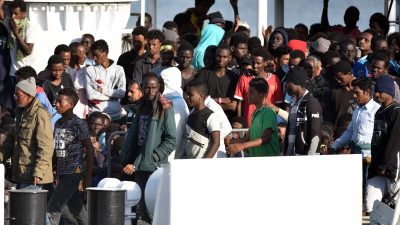 Aussteigen verboten: Migranten harren weiter auf Schiff vor Sizilien aus