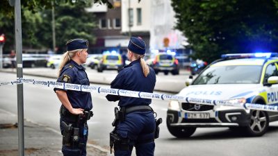 „Beängstigende Lage“ in Schweden: Vermummte Jugendliche fackeln Autos ab und bewerfen Polizisten mit Steinen