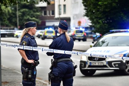“Beängstigende Lage” in Schweden: Vermummte Jugendliche fackeln Autos ab und bewerfen Polizisten mit Steinen