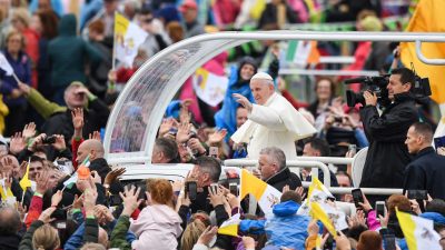 Papst besucht Irland und prangert tausendfachen Missbrauch an