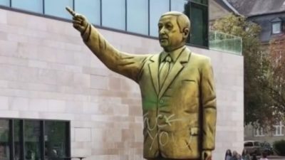 Kunstaktion? – Goldene Erdogan-Statue mitten in Wiesbaden aufgestellt