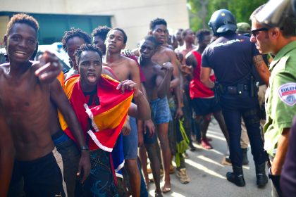 Polizisten mit Branntkalk attackiert: 115 gewalttätige Migranten stürmen spanische Nordafrika-Exklave