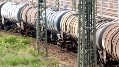 Zug mit brennbarem Flüssiggas neben Autobahn in Nordrhein-Westfalen entgleist