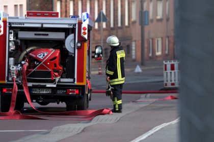Großfeuer auf Recyclinghof – A1 gesperrt und Tausende ohne Strom