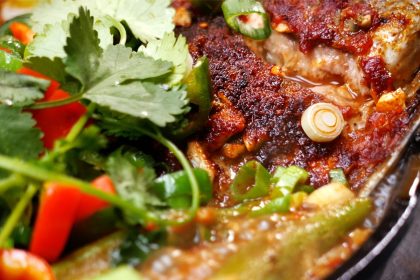 Geschmorter Karpfen auf gesundem Gemüse