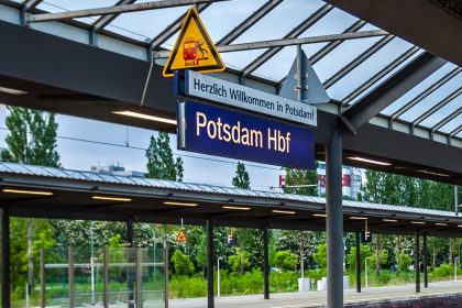 Potsdam: Angegriffene Bundespolizei droht Schusswaffe an – Bewaffneter Syrer (15) versteht und gibt auf