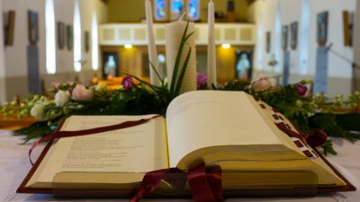 Zahl der Opfer ist „immens“: Massiver Missbrauch in katholischer Kirche – Franziskus trifft in Irland Opfer