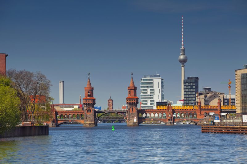 Tumult bei Flashmob in Berlin: AfD-Anhänger und Aktivisten der „Seebrücke“ für Flüchtlinge geraten aneinander