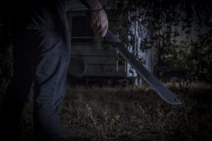 Herford: Junges Pärchen von Männergruppe ausgeraubt – Maskierte Täter kamen mit Machete und Baseballschläger