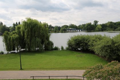 Schwerin: Mädchen (16) von Jugendlichen gepackt und geküsst – Freund (15) verprügelt