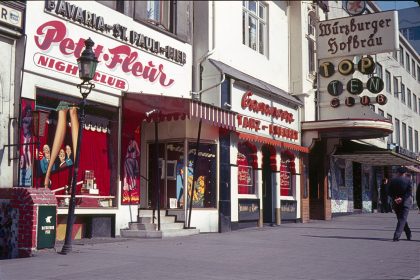 Mann in Hamburger Vergnügungsviertel St. Pauli in Auto angeschossen